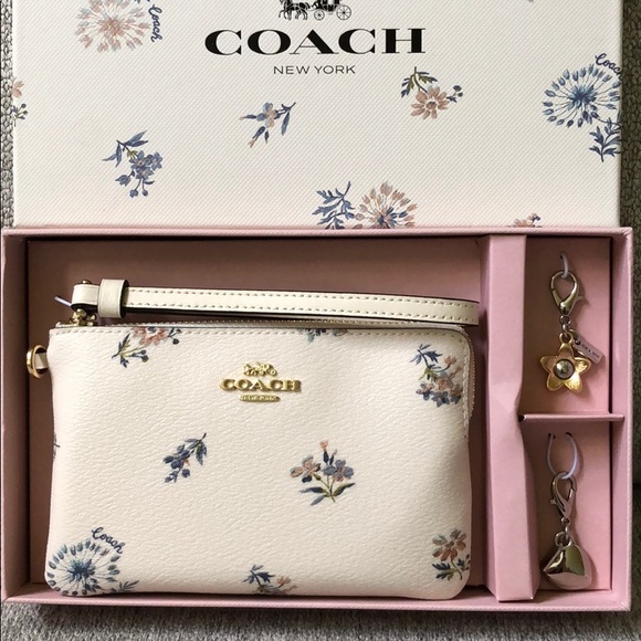 Coach Handbags - NWT Coach Dandelion Zip Wristlet - Chalk